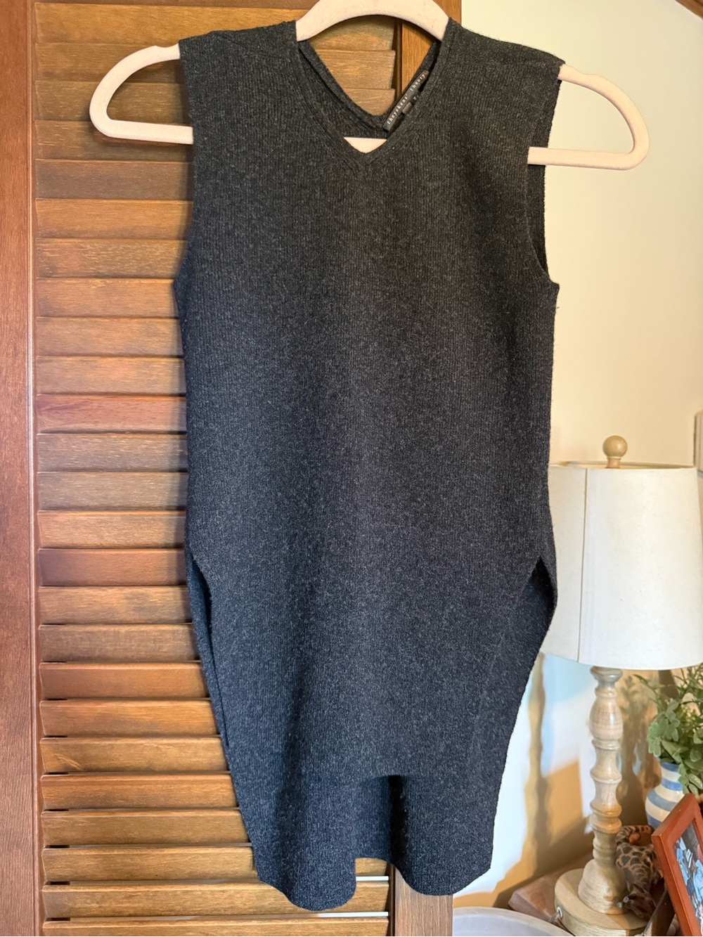Theyskens’ Theory 100% wool charcoal sleeveless sweater Size small